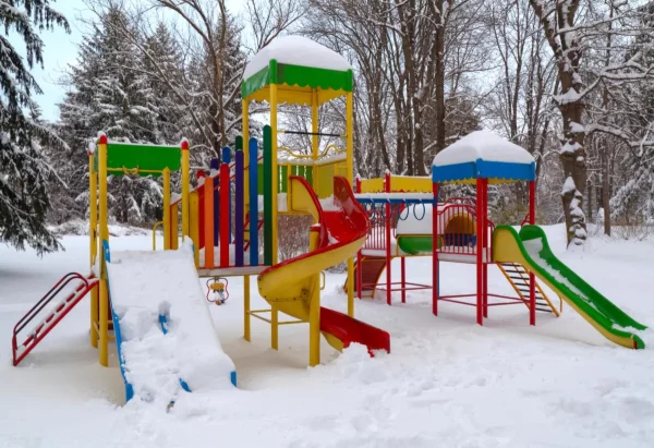 Plac zabaw pokryty śniegiem
