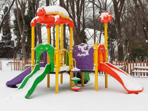 Czy zabawa na placu zabaw w zimie jest bezpieczna?