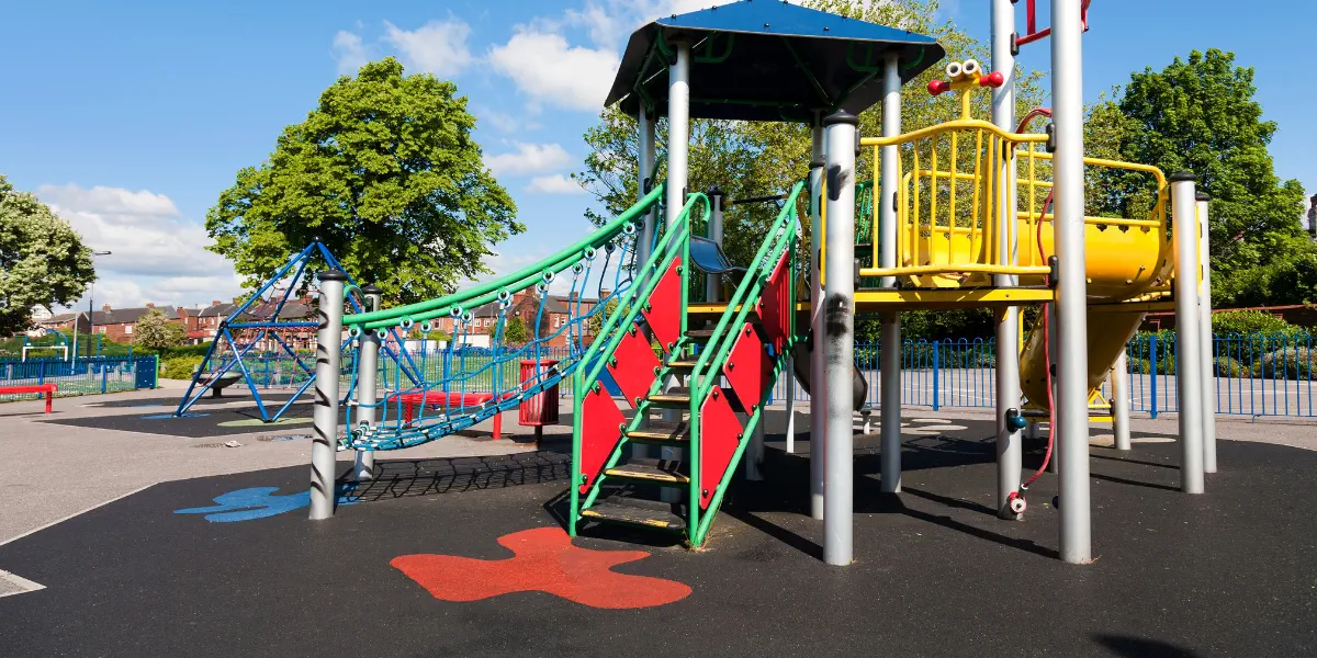 Nawierzchnie bezpieczne na placu zabaw w trosce o bezpieczeństwo dzieci